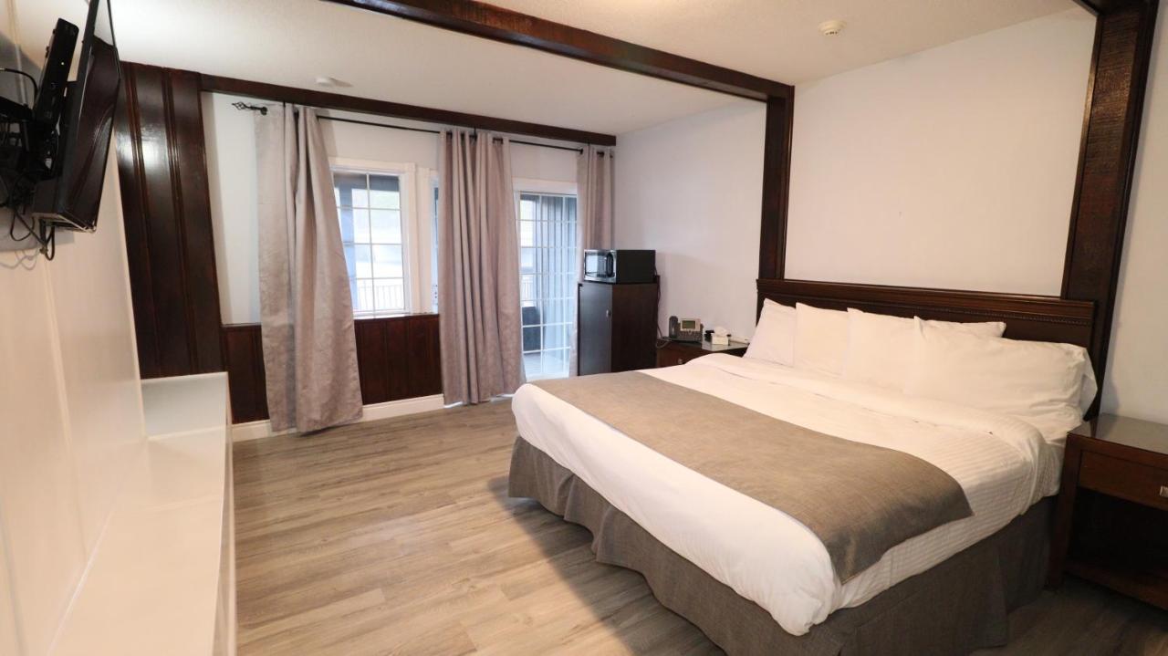 Algonquin Lakeside Inn Dwight Exteriör bild