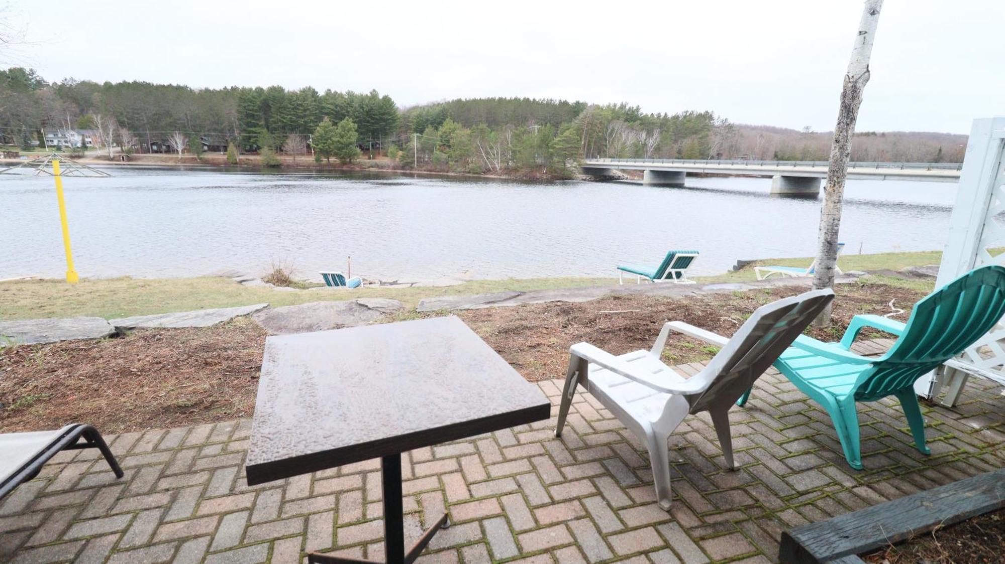 Algonquin Lakeside Inn Dwight Exteriör bild