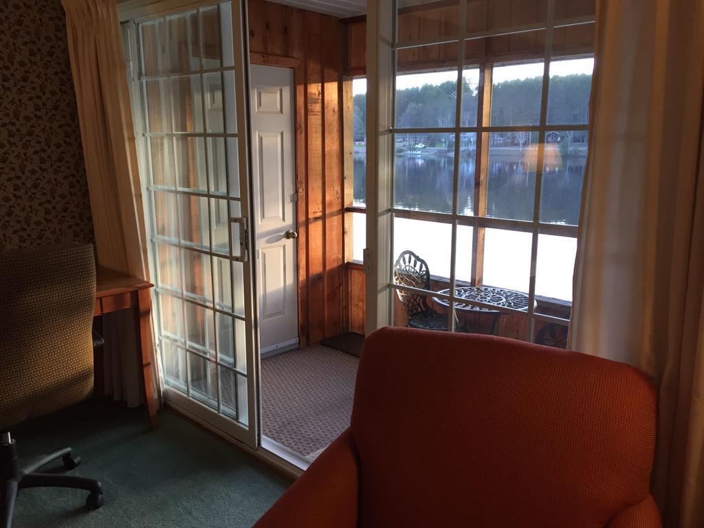 Algonquin Lakeside Inn Dwight Exteriör bild