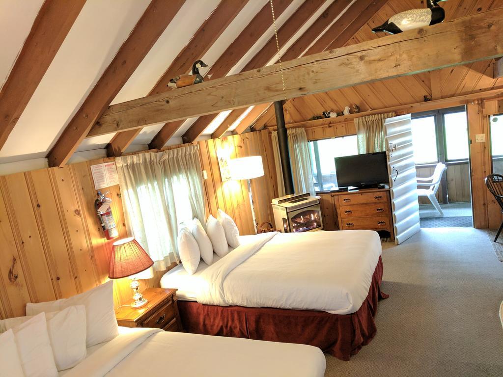 Algonquin Lakeside Inn Dwight Exteriör bild