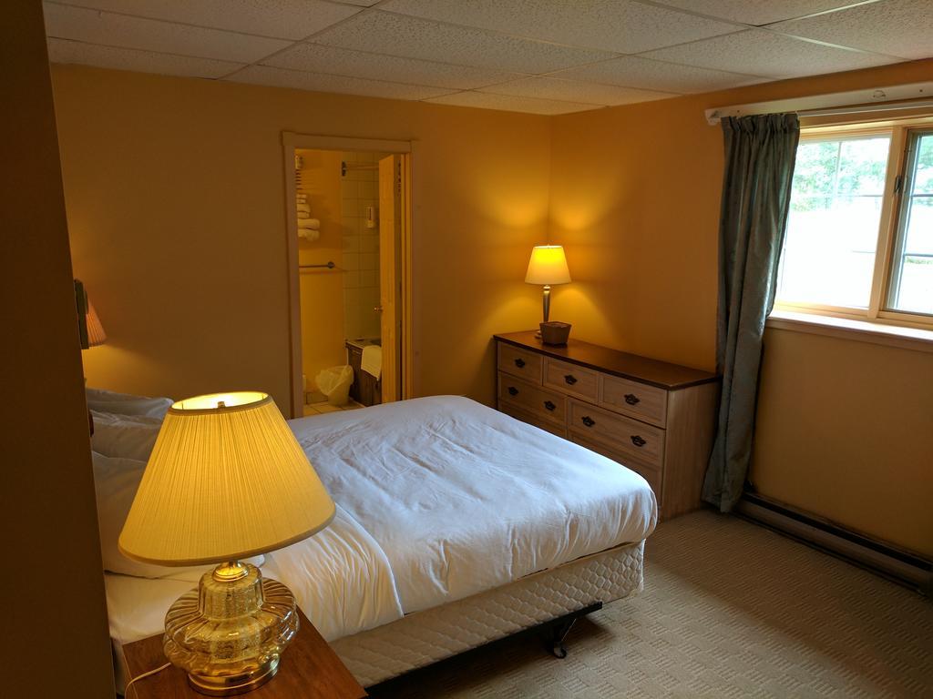 Algonquin Lakeside Inn Dwight Exteriör bild