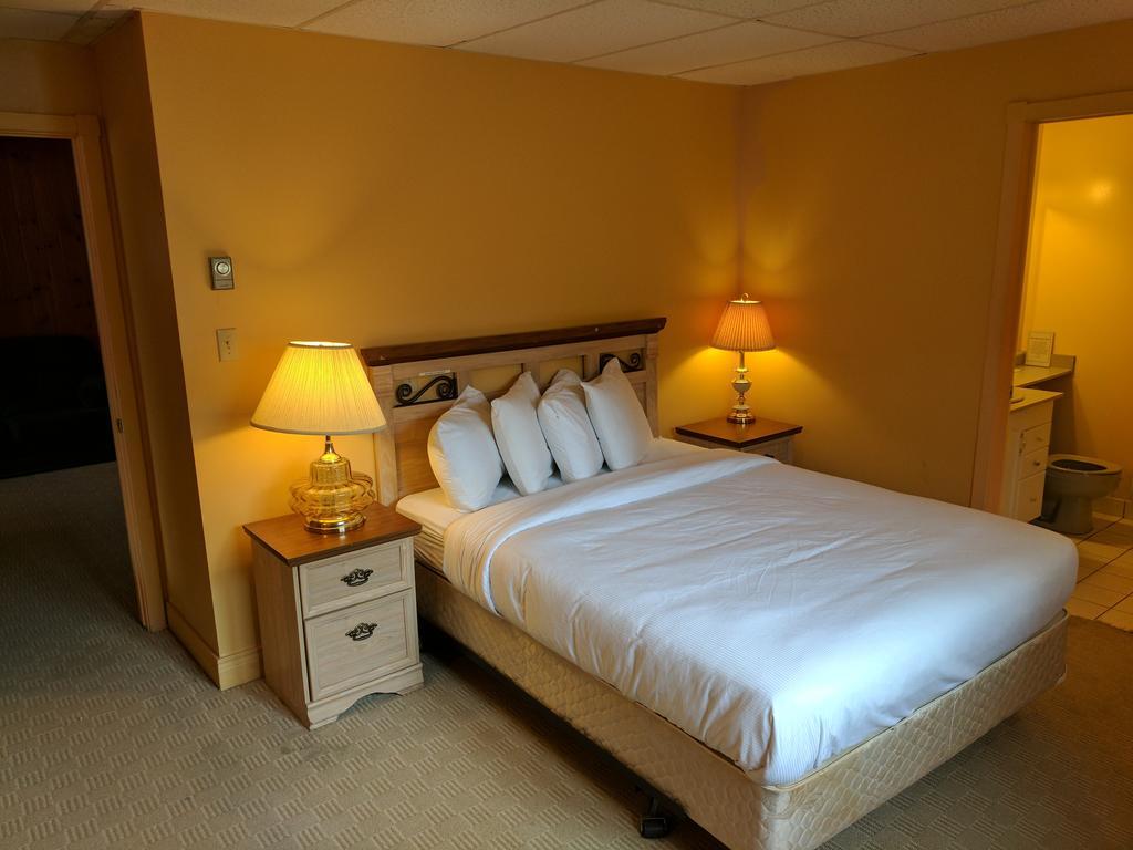 Algonquin Lakeside Inn Dwight Exteriör bild
