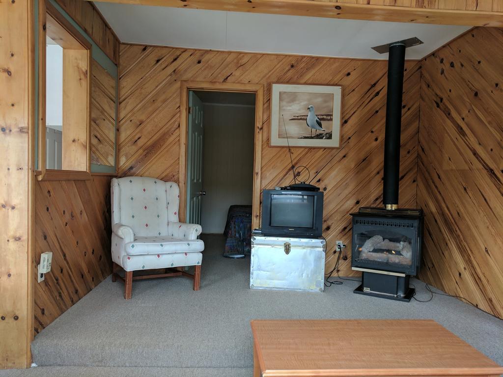 Algonquin Lakeside Inn Dwight Exteriör bild