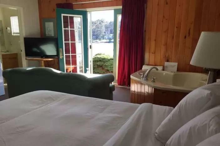 Algonquin Lakeside Inn Dwight Exteriör bild