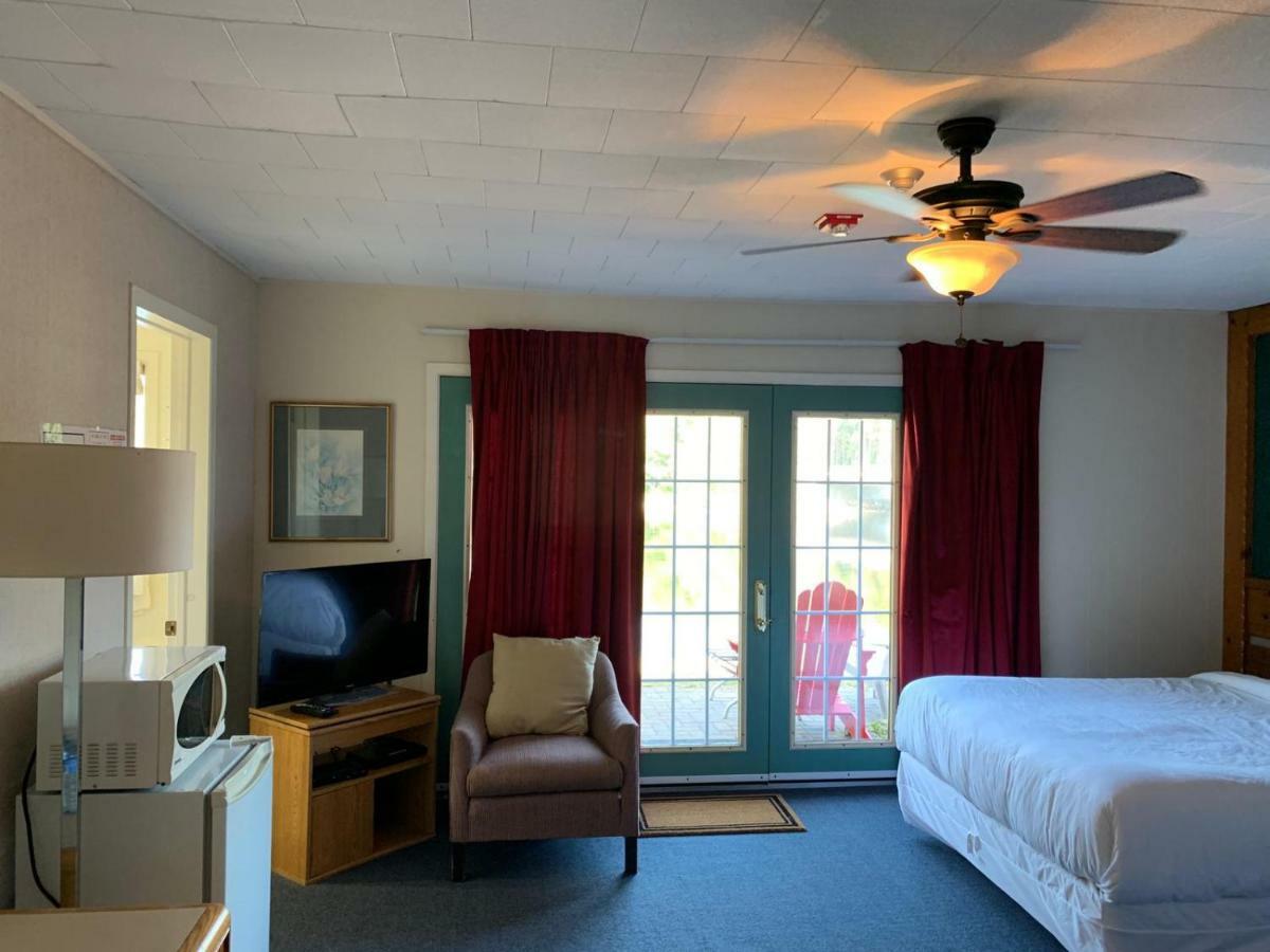 Algonquin Lakeside Inn Dwight Exteriör bild
