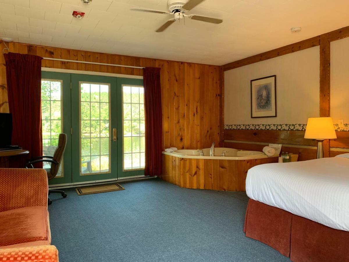 Algonquin Lakeside Inn Dwight Exteriör bild