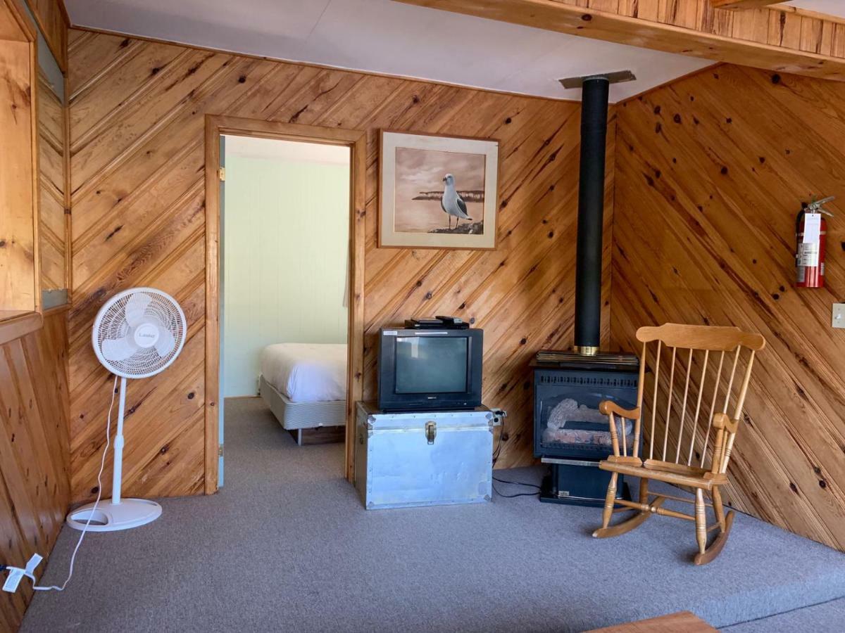 Algonquin Lakeside Inn Dwight Exteriör bild