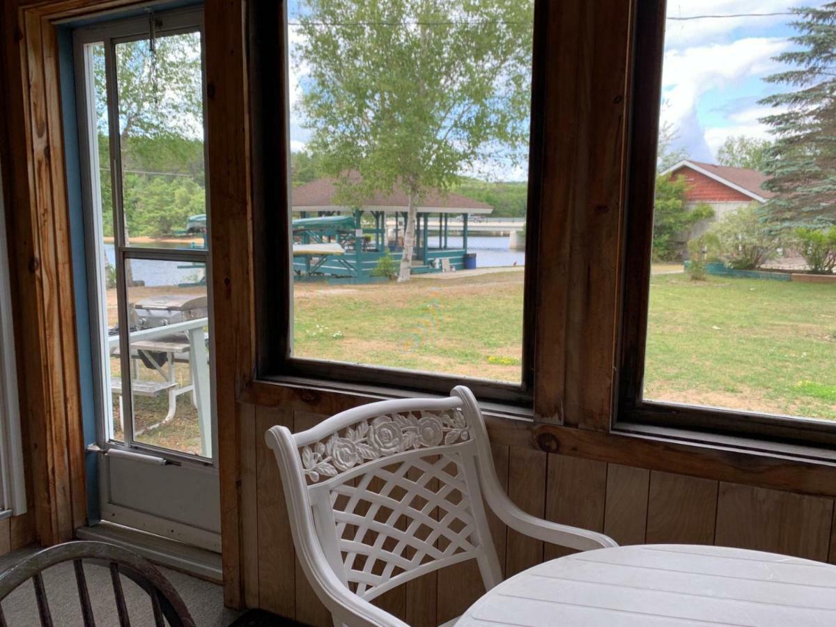 Algonquin Lakeside Inn Dwight Exteriör bild